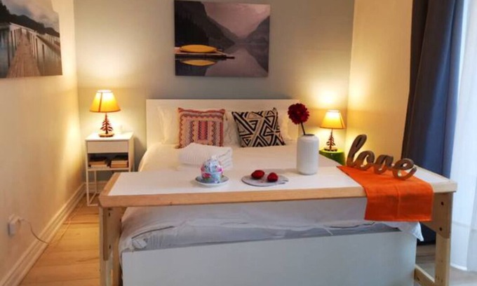 Clarkson-Lorne Park Apartamento | Step away to backyard nature-Joy in heart