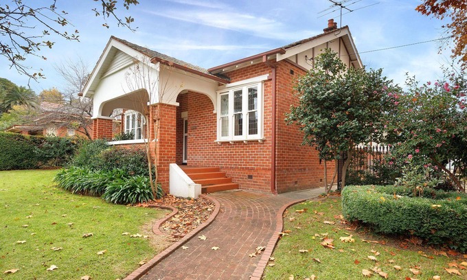 Albury Casa | Step Back in Time on Dean - Comfortable, central three bedroom home with lots of charm