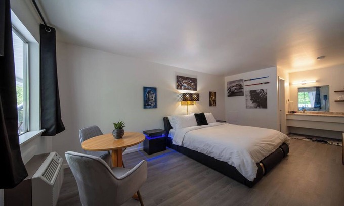 Eureka Springs Complejo | Step into our Galaxy King Suite Room at GloryDayz!