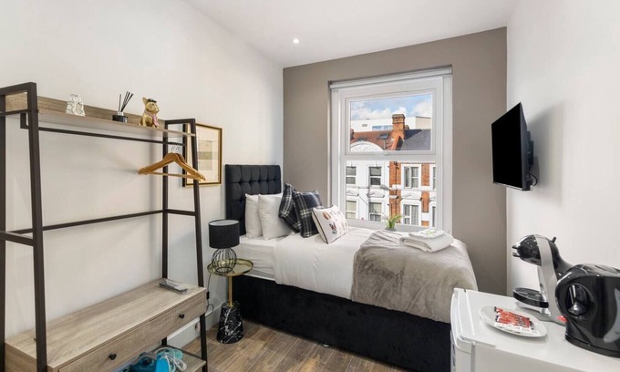 Ealing Apartamento | Step into our modern studio flats tailored for the solo adventurer