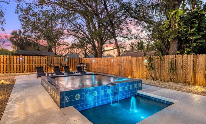 Gillespie Park Casa | Step into the charm of yesteryear with the modern comforts of today at City Cottage!