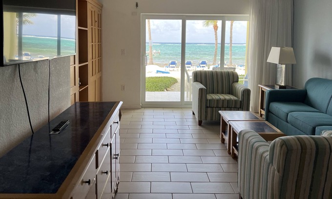 Colliers Bay Casa | Step right onto the beach!