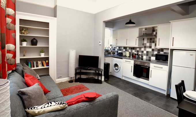 Cheltenham Cabaña | STEPHEN'S CHELTENHAM APARTMENT, pet friendly in Cheltenham