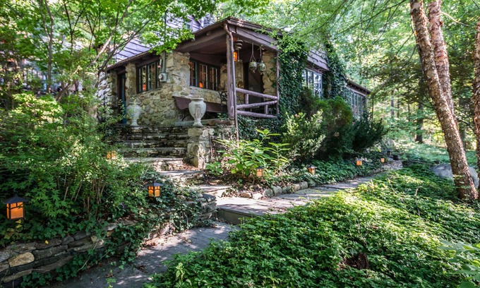 New Milford Chalet De Esquí | STEPPING STONES, Candlewood Lake Cottage, 3HAB 2BA con bañera de hidromasaje y mesa de billar.