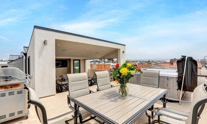 Balboa Peninsula Casa | Steps 2 Beach and Bay, Roof Top Jacuzzi, Elevator, EV charger, Garage, Brand New