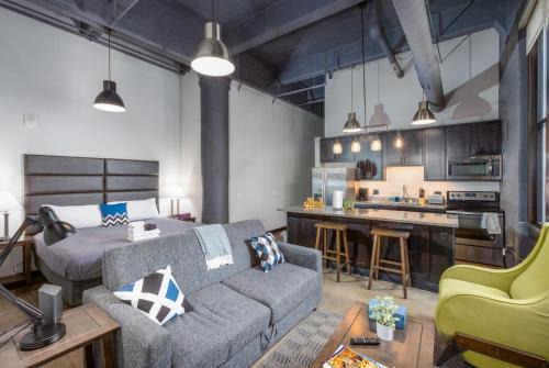 Strip District Apartamento | Steps 2 Everything! - KING Bed - Amazing Roof and Gym