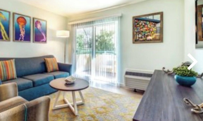 Mission Valley Condominio | Steps away from Comic Con bus in relaxing Mission Valley hotel circle.