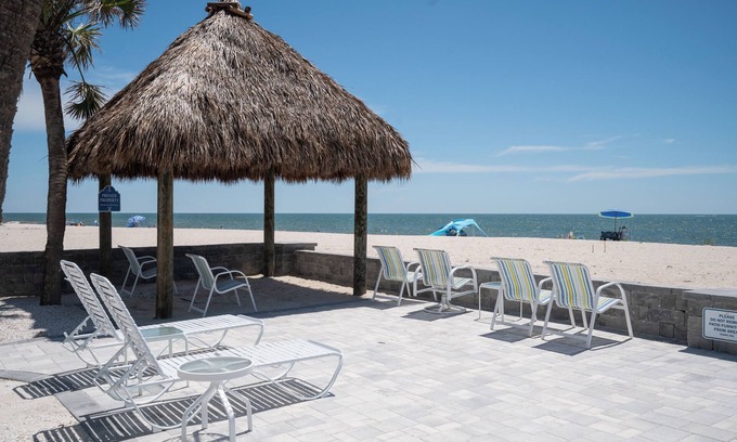 Nokomis Condominio | Steps away from private Nokomis Beach!!
