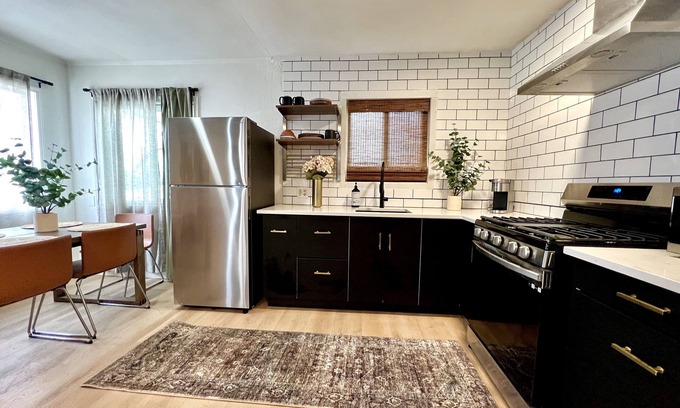 Newhall Casa | Steps away from Restaurants, bars, shops & more!