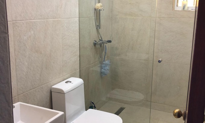 Playa Bibijagua Apartamento | A pasos de la playa! Cerrado, cerca de tiendas, recientemente renovado, estacionamiento Inc