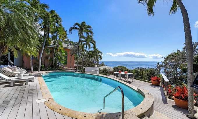 Culebra Cama Y Desayuno | Steps away from the property infinity pool overlooking the nearby keys