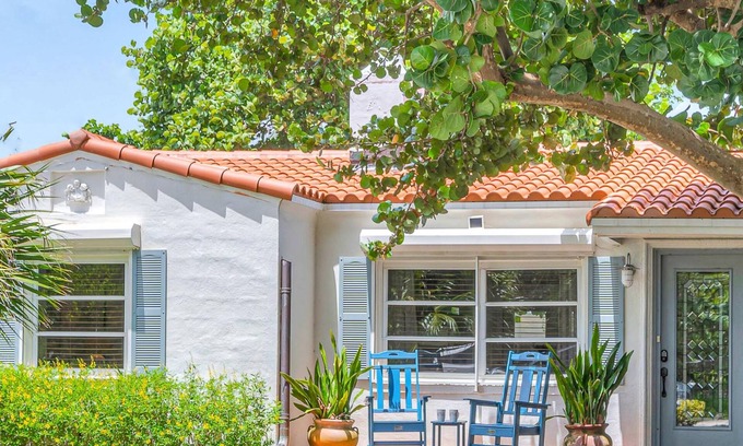 Lauderdale Beach Casa | Steps from Beach / Quaint Cottage / Heated Pool / Sand Key / RESlDENCES