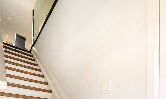 The Beaches Casa | Steps from Beach. GorgeousModern 2bdr loft & patio