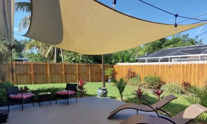 Bel Air Casa | Steps from Beach 2 Kings & 2 Queens Lauderdale by the Sea