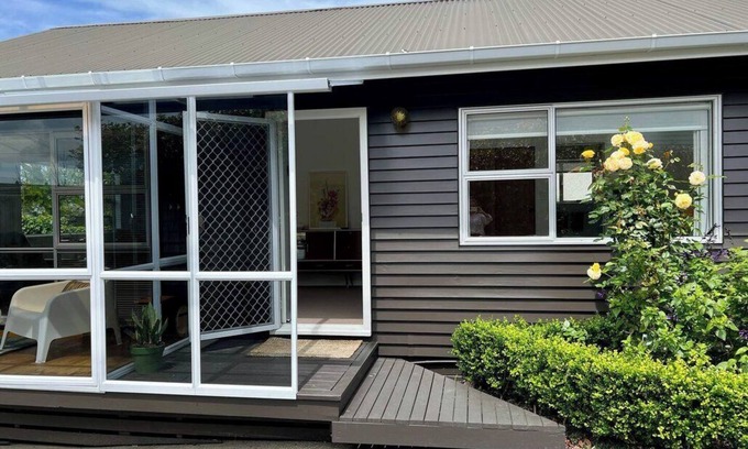 Narrow Neck Casa | Steps from Cheltenham Beach and Local Delights!