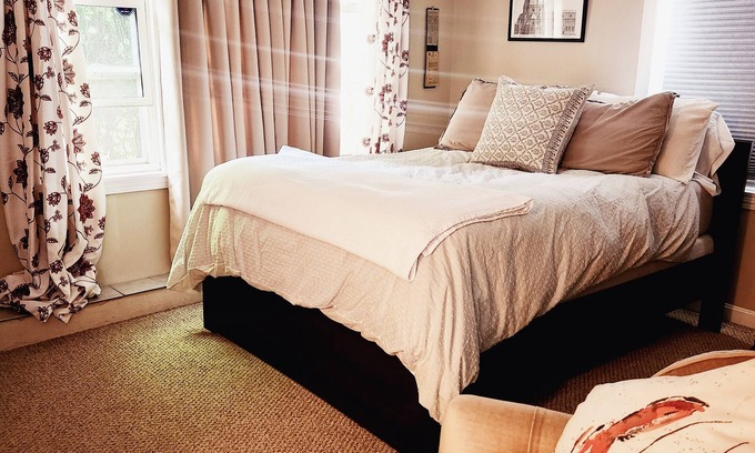 Buzzards Bay Apartamento | Steps from Marina, beach, restaurants!