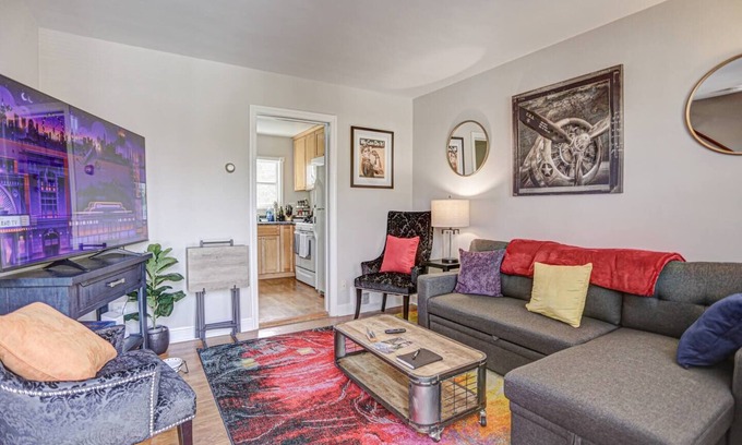 Old Town West Casa | Steps from Metro, Shops & Restaurants | Free parking | Full kitchen Washer/dryer