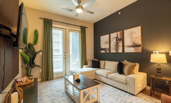 Tobin Hill Apartamento | Steps from Pearl District, Riverwalk access, Gym, Pool, Free Parking, King Bed