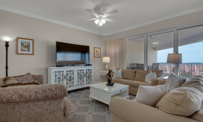 Four Mile Village Condominio | Steps from the beach! Pool, Pickleball, and Tennis Courts!