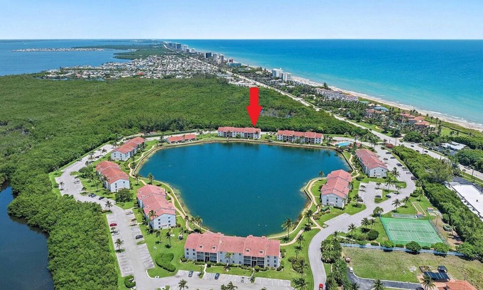 Jensen Beach Condominio | Steps from the beach! Spacious 2-bedroom condo in wonderful Jensen Beach