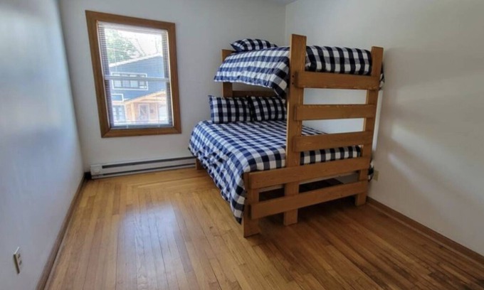 Schroon Lake Apartamento | Steps from the Beach in the heart of Schroon Lake