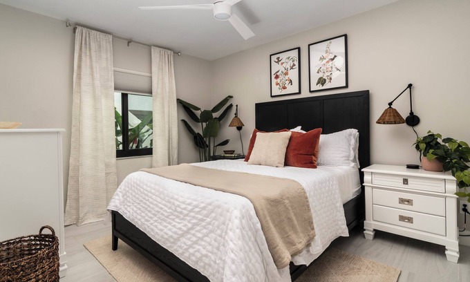 Pelican Bay Condominio | Steps From the Beach! Luxury 2BR condo