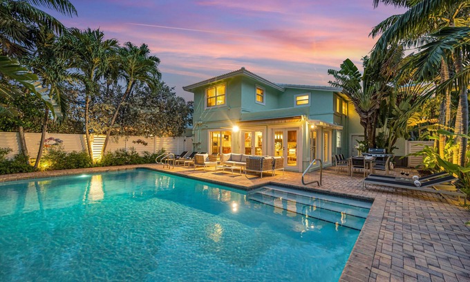 Birch Park Finger Streets Casa | Steps from the Beach | Heated Pool | Prime location | Game room | Salt Key | RESlDENCES