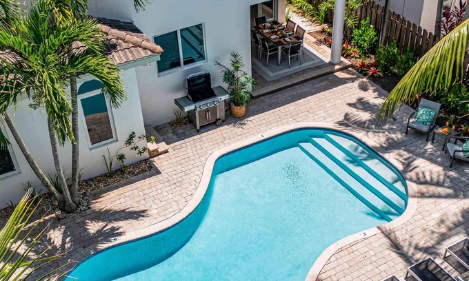 Birch Park Finger Streets Casa | Steps from the Beach | Heated Pool | Sun Key| Game room | RESlDENCES