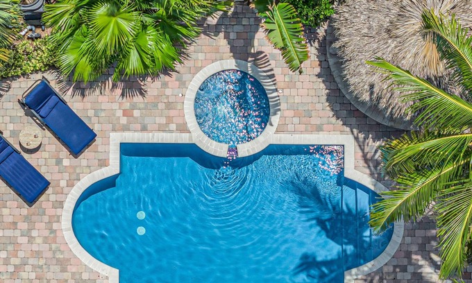 Birch Park Finger Streets Casa | Steps from the Beach / Heated Pool / Seaside Key
