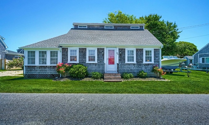Barnstable Casa | STEPS TO A PRIVATE BEACH. WALK TO MARINA AND RESTAURANTS!