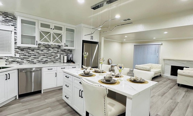 Midway City Casa | Steps to all of Little Saigon! Charming 3-bedroom house with WiFi and AC