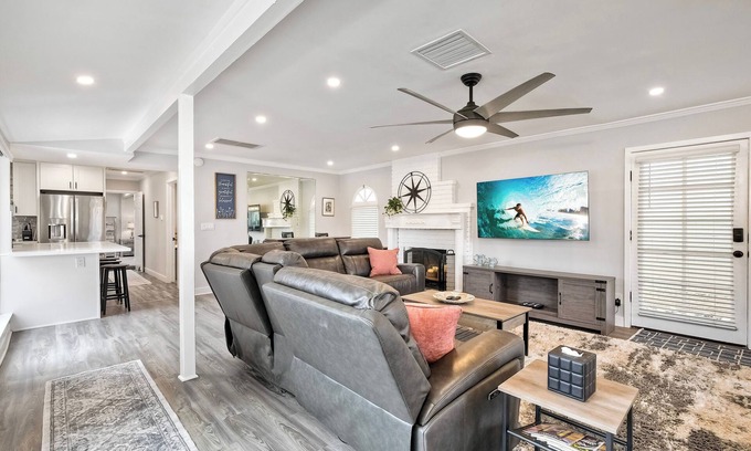 Carlsbad Village Condominio | Steps to Beach! 2BR Dog-Friendly Home w/ Fire Pit, BBQ & Gated Entry
