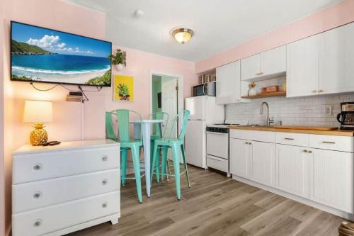 Hampton Casa | Steps to Beach and Boardwalk Pineapple Retreat