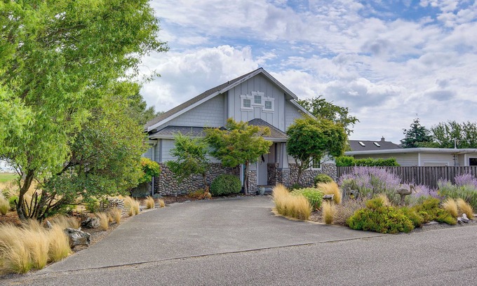 Oak Harbor Casa | Steps to Beach: Home w/Hot Tub in Oak Harbor!