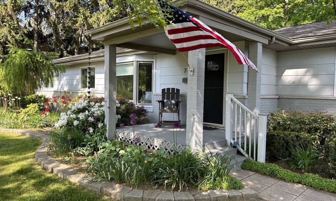 South Haven Casa | Steps to Beach. Hot Tub. Dog Friendly. Game Room.