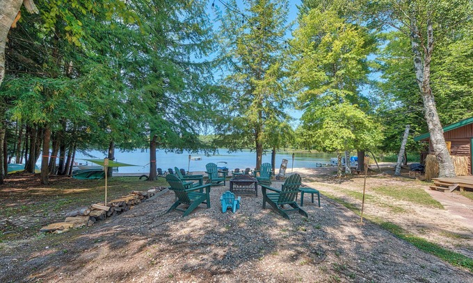 Levering Cabina | Steps to Beach: Lake Cabin Retreat in Levering!