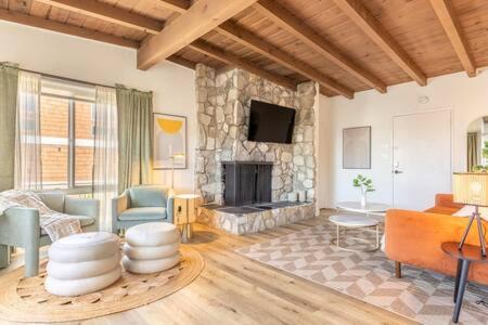 El Porto Apartamento | Steps to Beach Manhattan Beach 2 Bedroom Parking