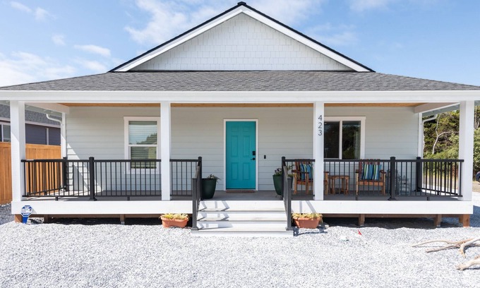 Westport Casa | Steps to Beach! New 3BR Home - AC- Hot Tub - EV Charger - Fire Pit