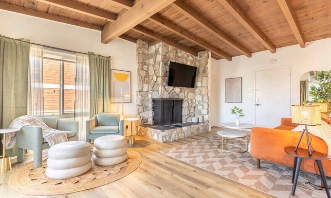 El Porto Apartamento | Steps to Beach Manhattan Beach 2 Bedroom Parking