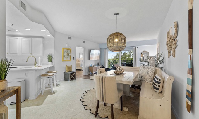 New Smyrna Beach Condominio | 🏖️Steps to Beach | Pet Friendly | Stunning Interior | Oceanwalk 9-302🏖️
