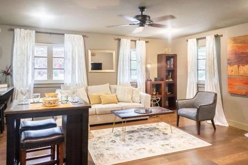 Downtown Apartamento | Steps to Bentonville Square & Trails