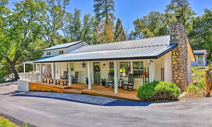 Murphys Cabaña | Steps to Dtwn Murphys: Cottage w/ Furnished Porch