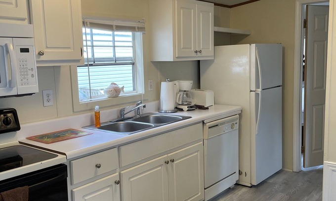 Parker Casa | Steps to East St. Andrews Bay, Tyndall main gate just 3 miles away. Boat dock