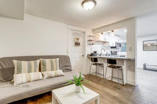 Viewpoint Apartamento | Steps to Idylwood Park Beach Redmond Retreat!