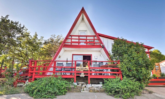 Granbury Cabina | Steps to Lake! Charming Cabin: Pool Access & Decks