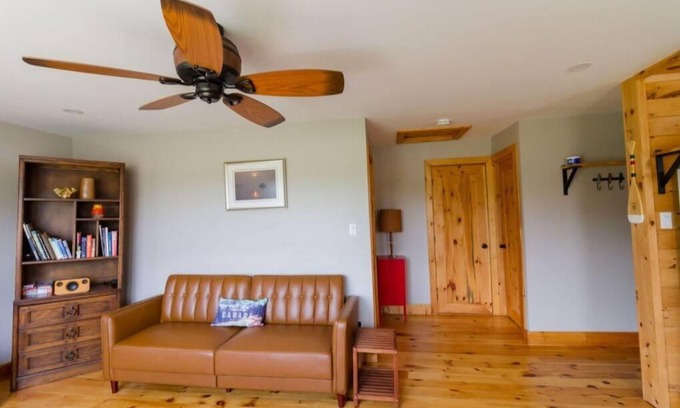 Prince Edward Casa | Steps to Lake on the Mountain - License ST-2020-0324 R1