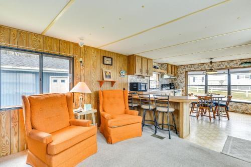Henderson Casa | Steps to Lake Ontario Remote Escape with Deck and BBQ