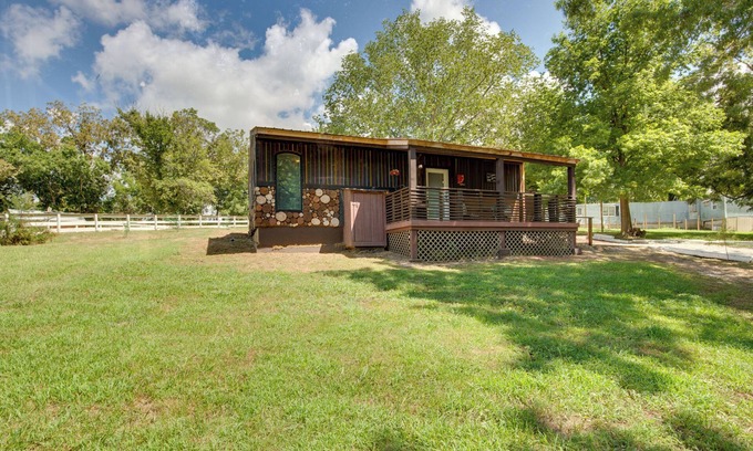 Lake Lafayette Cabina | Steps to Lake: Peaceful Cabin Escape in Odessa