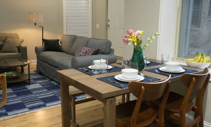 Rush and Division Apartamento | *Steps to Mag Mile, 2 BD , fast Wi-Fi, W&D