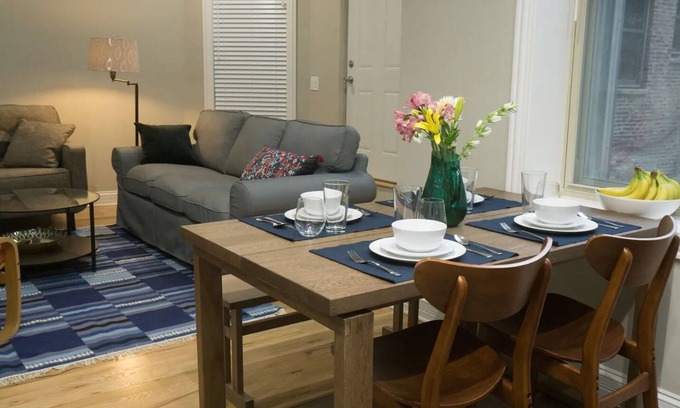Rush and Division Apartamento | Steps to Mag Mile, 2 BD, fast Wi-Fi, W&D